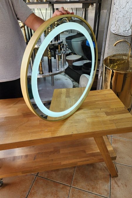 مرآة دائرية بإضاءة أمامية وإطار ذهبي